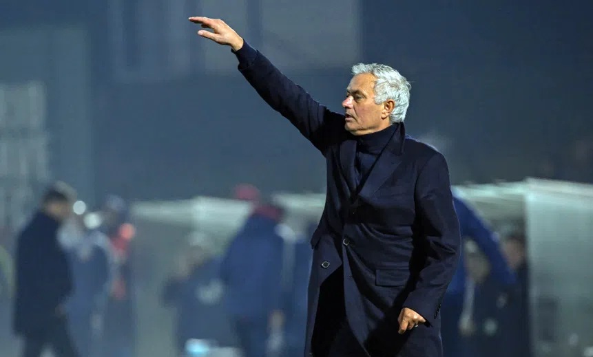 HLV Jose Mourinho chỉ đạo trong trận đấu, thể hiện sự quyết đoán.